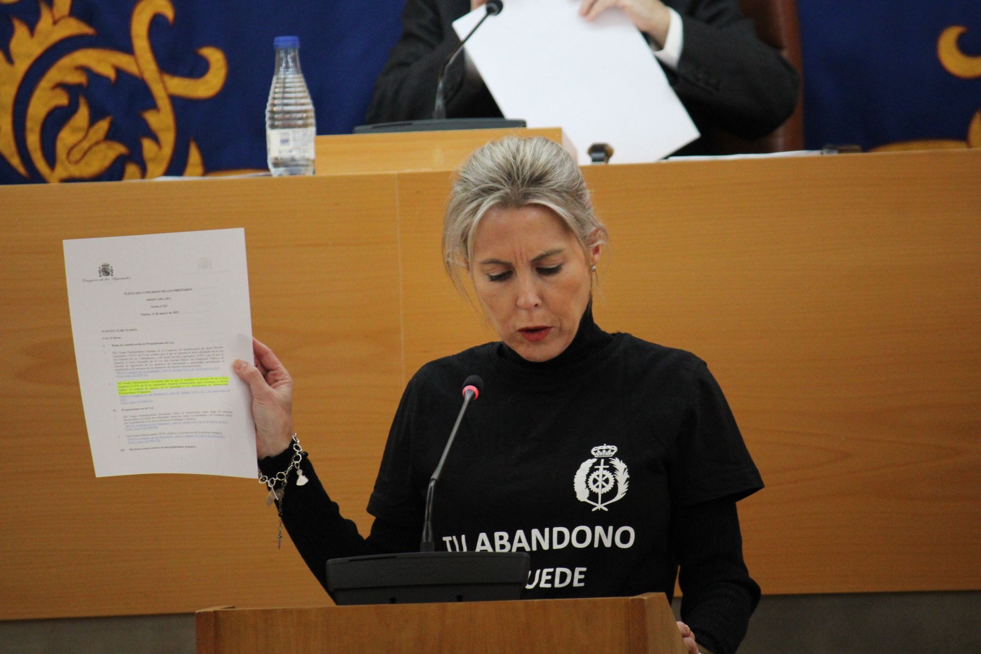 La propuesta de VOX para otorgar más poder a funcionarios de prisiones recibe apoyo y críticas en el pleno