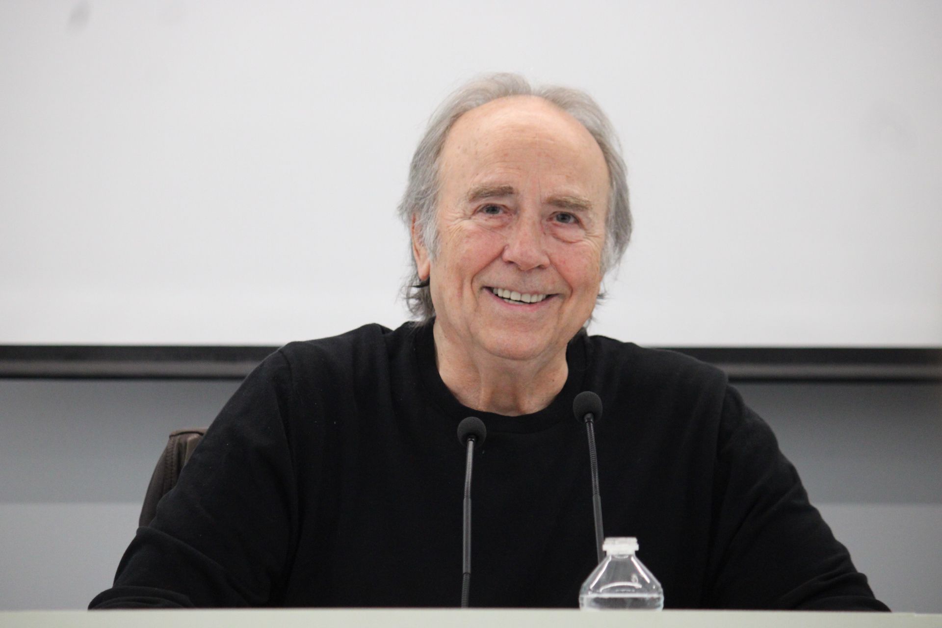 Joan Manuel Serrat, galardonado con el XIX Premio Convivencia por su contribución a la armonía social