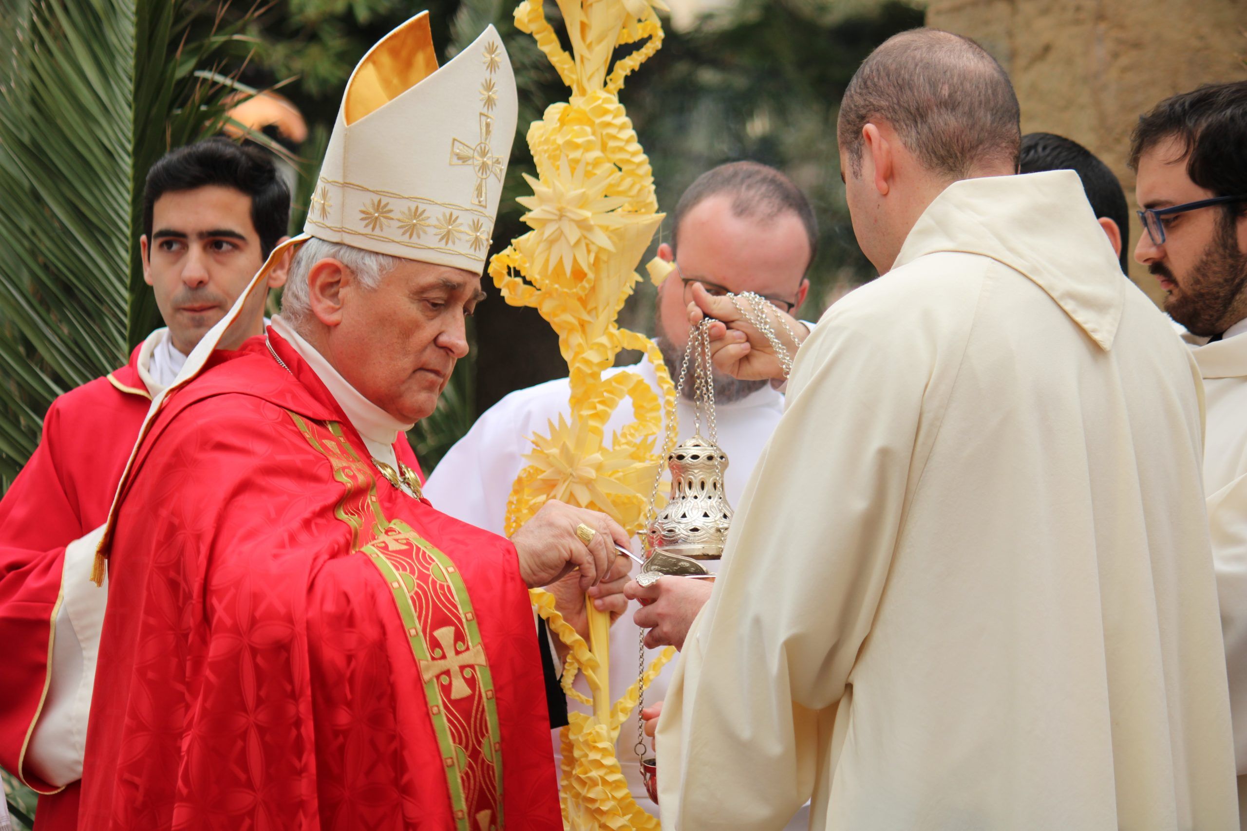 Tradición y devoción se entrelazan en la bendición de palmas y olivos