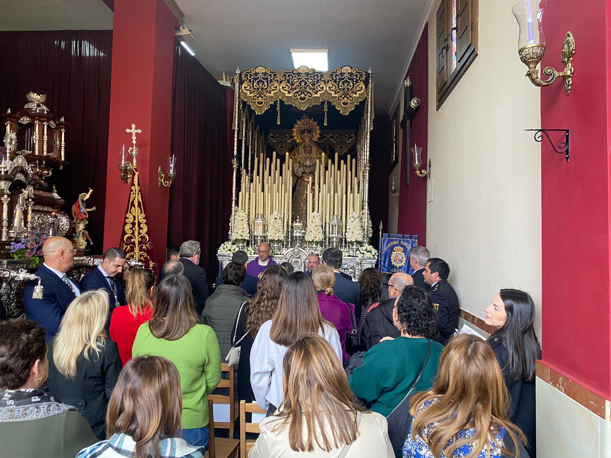Un año más, el presidente de la Ciudad, Juan Vivas, presente en la casa de la Hermandad de La Amargura