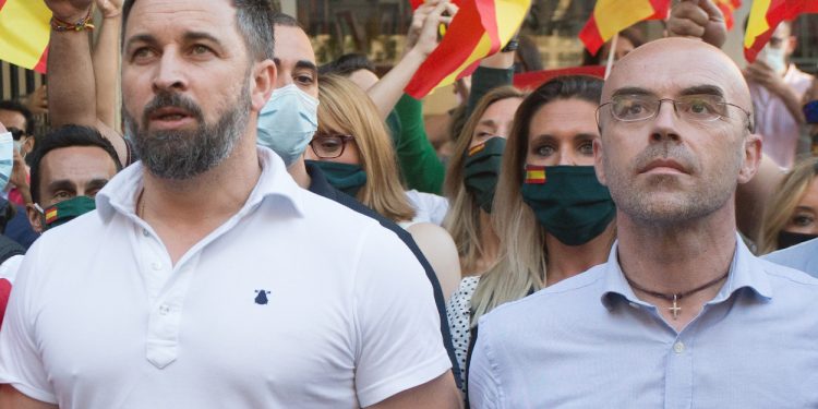 El presidente de Vox, Santiago Abascal (c), la cabeza de lista de Lugo a las elecciones gallegas Sonia Tejeiro (2i) y el vicepresidente primero del partido, Jorge Buxadé, participan en un mitin del partido en la Plaza Ángel Fernández Gómez de Lugo, Galicia (España), a 3 de julio de 2020.
Carlos Castro / Europa Press
(Foto de ARCHIVO)
03/7/2020