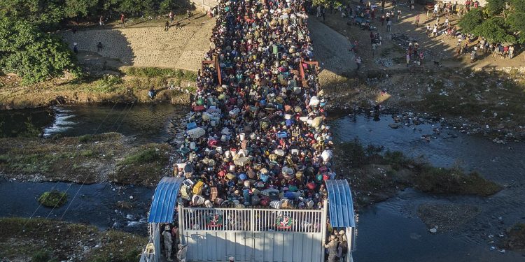 Haitianos esperan a cruzar la frontera hacia República Dominicana, el viernes 19 de noviembre de 2021, en Dajabón, República Dominicana. (AP Foto/Matias Delacroix, Archivo)