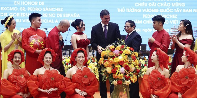 HANÓI, 09/04/2025.- El presidente del Gobierno español, Pedro Sánchez (c), a su llegada al almuerzo oficial ofrecido por el primer ministro de la República Socialista de Vietnam, Pham Minh Chinh (3d) en la Oficina del Gobierno, en Hanói, Vietnam, este miércoles. EFE/ Fernando Calvo/ Pool Moncloa SOLO USO EDITORIAL/SOLO DISPONIBLE PARA ILUSTRAR LA NOTICIA QUE ACOMPAÑA (CRÉDITO OBLIGATORIO)