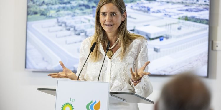 (Foto de ARCHIVO)
La secretaria de Estado de Energía del Ministerio para la Transición Ecológica y el Reto Demográfico, Sara Aagesen, interviene durante la presentación del proyecto de hidrógeno renovable que se construirá en la refinería de BP en Castellón, en el Polígono industrial El Serrallo, a 12 de septiembre de 2024, en Castellón, Comunidad Valenciana (España). Este proyecto es el primer  gran proyecto de hidrógeno verde en la Comunidad Valenciana y forma parte de la Alianza de Hidrógeno Renovable de la comunidad.

Carme Ripollés / Europa Press
12/9/2024