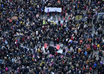 Protesta multitudinaria en Valencia contra el respaldo del PP europeo a Mazón
