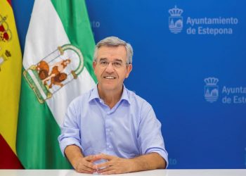 El alcalde de Estepona irá a juicio acusado de malversación por contratar a una amiga como asesora sin que trabajara