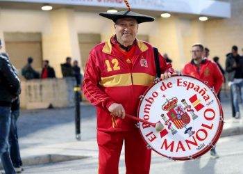 «Manolo el del Bombo: El Alma de una España que Soñaba sin Ganar»