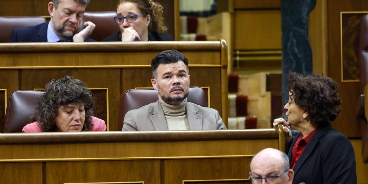 MADRID, 18/12/2024.-El portavoz de ERC en el Congreso, Gabriel Rufián, junto a sus compañeras de partido Teresa Jordá i Roura (i) y Pilar Vallugera (d) durante la última sesión de control del año en el Congreso, este miércoles. EFE/ Mariscal