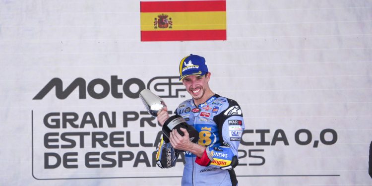 JEREZ DE LA FRONTERA (CÁDIZ), 27/04/2025.- El piloto español Álex Márquez (BK8 Gresini Racing MotoGP) celebra en el podio su victoria en la carrera de MotoGP del Gran Premio de España MotoGP 2025 en el circuito 'Ángel Nieto' de Jerez de la Frontera este domingo. EFE/Román Ríos