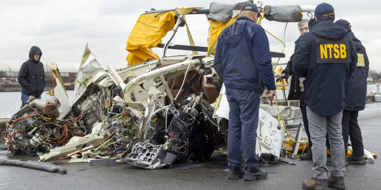 NUEVA YORK, 13/04/2025.- La investigación sobre el accidente de un helicóptero el pasado jueves que cayó a aguas del río Hudson, en el que fallecieron cinco turistas españoles y un piloto estadounidense, prosiguió este sábado con equipos de buzos que recorrieron el área para tratar de recuperar partes de la aeronave y adelantar otras pesquisas. La Junta Nacional de Seguridad en el Transporte (NTSB), encargada de la investigación, detalló la víspera que desde el viernes han desplegado un equipo de 17 profesionales, que barajan varias hipótesis pero que "se quiere evitar la especulación" y ofrecerán más detalles próximamente. EFE/ Junta Nacional De Seguridad En El Transporte (ntsb) SOLO USO EDITORIAL/SOLO DISPONIBLE PARA ILUSTRAR LA NOTICIA QUE ACOMPAÑA (CRÉDITO OBLIGATORIO)