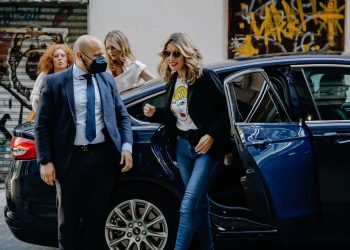 Arrestado un hombre por agredir y amenazar a un escolta de Yolanda Díaz con cuchillos en Madrid