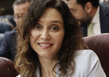 Ayuso pide adelantar el Congreso del PP y cierra filas con Feijóo en plena tensión interna