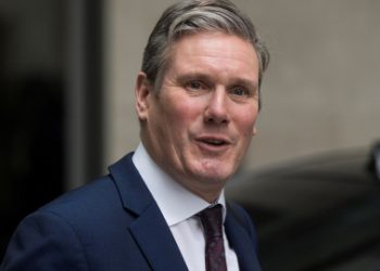 Keir Starmer alerta del riesgo de que Reino Unido se convierta en una «isla de extranjeros» y promete reducir la inmigración legal