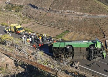 Tragedia en La Gomera: un autobús vuelca y deja una mujer muerta y once heridos