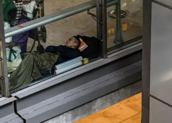 Aena endurece medidas contra personas sin hogar en plena disputa de competencias