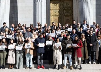 El Congreso avanza en proteger a la prensa mientras PP y Vox respaldan a los agitadores ultras