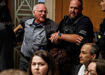 Arrestan al cofundador de Ben & Jerry’s tras interrumpir audiencia en el Congreso con protesta por Gaza