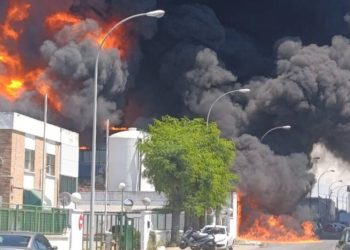 El incendio en la planta química de Alcalá evoluciona favorablemente, pero se mantiene el confinamiento preventivo