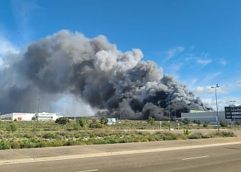 Fuerte incendio en una nave del Parque Tecnológico de Reciclado (PTR) en La Cartuja Baja, Zaragoza