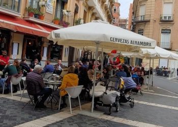 Insólito recargo en Mallorca: les cobran 2 euros por no pedir entrante y el camarero no hablaba español