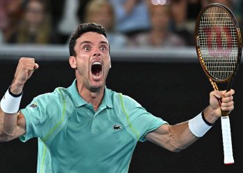 Bautista Agut arrolla a Giron y avanza a segunda ronda en Hamburgo