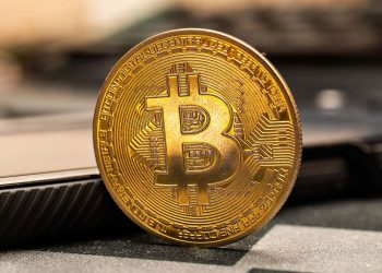 Bitcoin alcanza los 111.000 dólares tras aprobación de nueva ley en EE.UU.