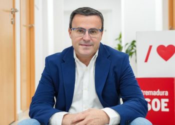 El líder del PSOE en Extremadura se mantendrá en sus cargos hasta que haya sentencia firme