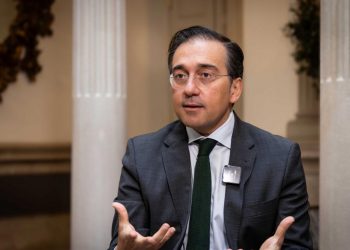 Albares acusa al PP de maniobrar en Europa contra el reconocimiento del catalán, el euskera y el gallego