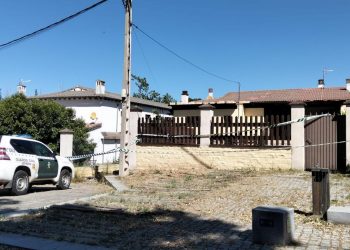 Tragedia en Aldeanueva del Camino: Un hombre mata a cuchilladas a su mujer y la arroja desde el balcón