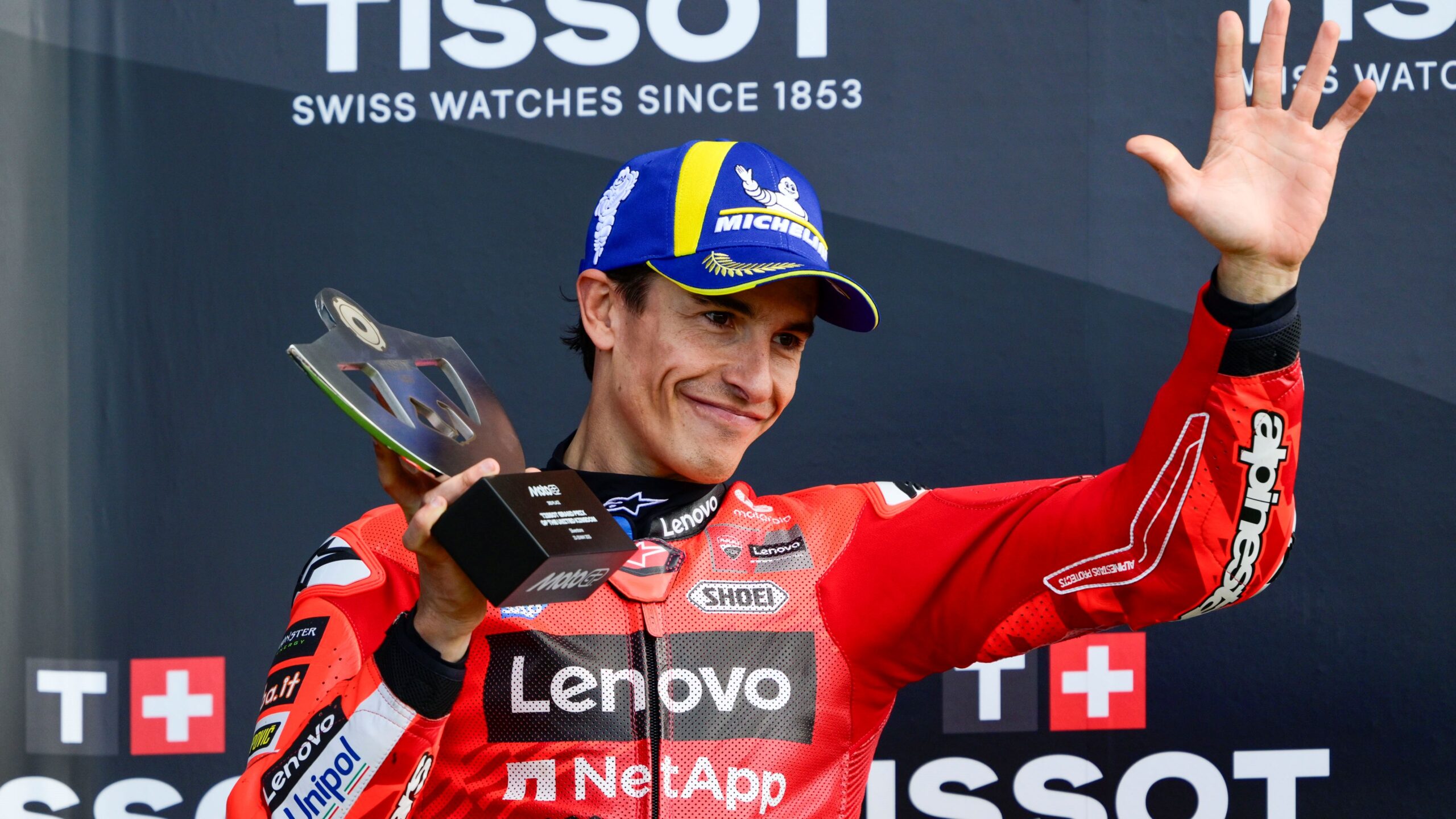 Marc Márquez en el podio del Gran Premio de Reino Unido de MotoGP 2025