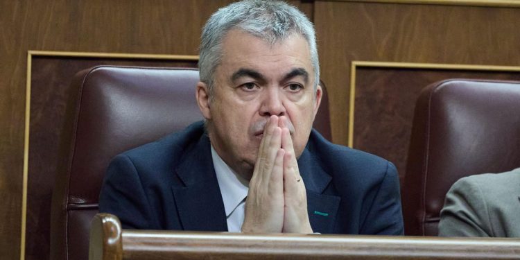 El secretario de Organización del PSOE, Santos Cerdán, durante una sesión plenaria en el Congreso de los Diputados, a 12 de junio de 2025, en Madrid (España). El secretario de Organización del PSOE aparece en unas grabaciones que se encuentran en poder de la Unidad Central Operativa de la Guardia Civil (UCO) y en las que se habla de amaños en las adjudicaciones de obras y del cobro de comisiones, implicando al político en el ‘caso Koldo’.

Jesús Hellín / Europa Press
12 JUNIO 2025;CONGRESO;POLÍTICA;KOLDO;PLENO
12/6/2025
