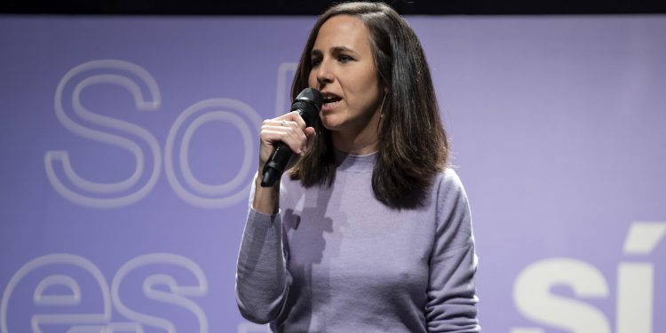 La secretaria general de Podemos y ministra de Derechos Sociales y Agenda 2030, Ione Belarra, interviene durante el acto '¿Consentiste o no? Solo sí es sí', en el Círculo de Bellas Artes, a 5 de febrero de 2023, en Madrid, (España). Podemos ha organizado este acto para reivindicar que el consentimiento se mantenga como eje central en la Ley del 'solo sí es sí' y arropar también a la ministra de Igualdad en el marco de la negociación con el PSOE para remodelar la normativa y que ha generado tensiones entre los socios.05 FEBRERO 2023;PODEMOS;FORMACIÓN MORADA;MUJER;IGUALDAD;GÉNERO;CAMPAÑA;ACTO POLÍTICO;POLÍTICA;A. Pérez Meca / Europa Press05/02/2023