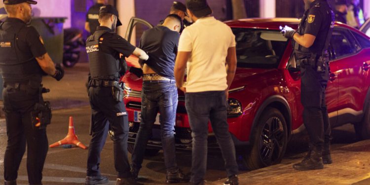 DVD1213(16/05/2024). Málaga. Marbella. Agentes de la policía nacional del grupo de la Unidad de Prevención y Reacción (UPR), durante una intervención en Marbella. FOTO: PACO PUENTES (EL PAÍS).