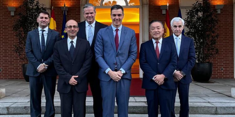 Pedro sánchez. Microchips. Excited to announce our decision to invest in Spain’s semiconductor ecosystem under their semiconductor support program #PERTE_Chip and EU Chips Act principles.Thank you @sanchezcastejon for your support and decisiveness to build a more resilient global semiconductor value chain. Foto de un tuit de Charlie Kawwas