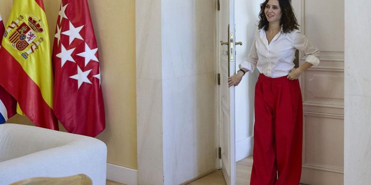 La presidenta de la Comunidad de Madrid, Isabel Díaz Ayuso, se reúne con el embajador de Reino Unido en España, Alex Ellis, en la Real Casa de Correos, a 14 de julio de 2025, en Madrid (España). Durante el encuentro, han reforzado sus relaciones políticas, comerciales y culturales.14 JULIO 2025Jesús Hellín   / Europa Press14/07/2025