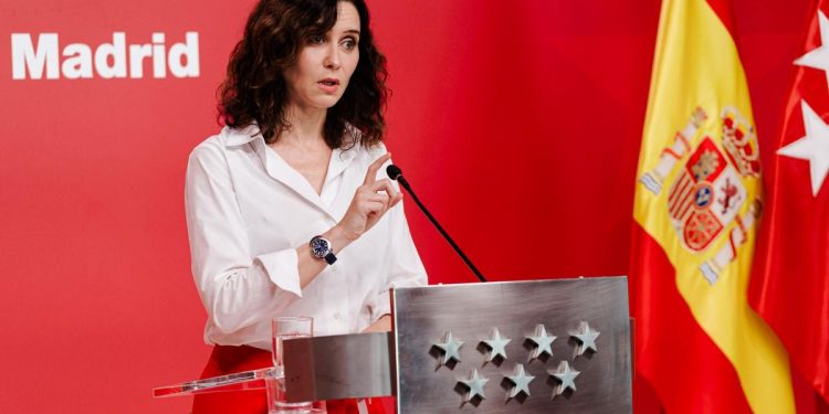 La presidenta de la Comunidad de Madrid, Isabel Díaz Ayuso, durante una comparecencia en la Real Casa de Correos para denunciar la ruptura de la caja común, a 14 de julio de 2025, en Madrid (España). La presidenta se refiere a la posibilidad de que Cataluña, en el marco de la reforma del sistema de financiación autonómica que se está negociando entre el Gobierno central y la Generalitat, obtenga un régimen fiscal propio similar al del País Vasco o Navarra, lo que en la práctica permitiría a Cataluña recaudar y gestionar la mayor parte de sus impuestos y luego transferir una cantidad pactada al Estado por los servicios comunes.14 JULIO 2025Carlos Luján / Europa Press14/07/2025