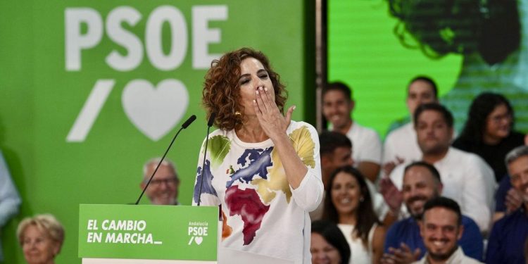 JEREZ DE LA FRONTERA (CÁDIZ), 12/07/2025.- La vicepresidenta del Gobierno, ministra de Hacienda, y candidata del PSOE-A a la Junta de Andalucía, María Jesús Montero, intervien en el acto del partido celebrado este sábado en Jerez de la Frontera (Cádiz). EFE/Román Ríos.
