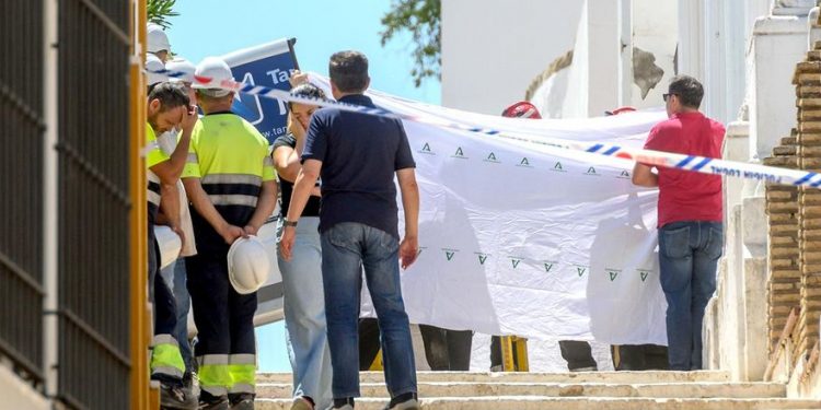 ALCALÁ DE GUADAÍRA (SEVILLA), 16/07/2025.- Dos trabajadores de la construcción han fallecido este miércoles en Alcalá de Guadaíra (Sevilla) tras caer sobre ellos el techo de una vivienda que estaban reformando. Fuentes de Emergencias 112 Andalucía han confirmado a EFE el fallecimiento y han informado de que el suceso se ha producido poco antes de las 12.00 del mediodía, cuando un operario ha avisado del derrumbe del techo.- EFE/ Raúl Caro.