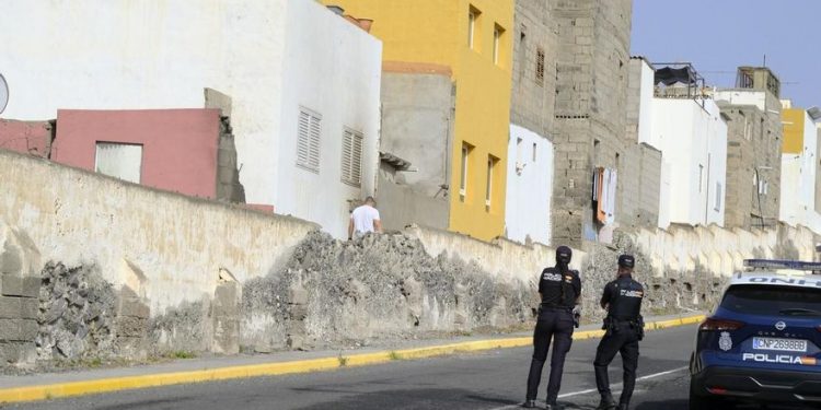 Una menor, en estado crítico después de ser rociada por un joven con material inflamable en La Isleta  | 16/07/2025 | Fotógrafo: José Carlos Guerra