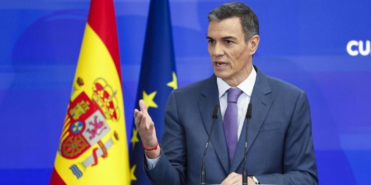 MADRID (ESPAÑA), 28/07/2025.- El presidente del Gobierno, Pedro Sánchez durante una rueda de prensa este lunes en el Palacio de la Moncloa en el que ha hecho balance de los últimos seis meses de mandato antes de las vacaciones, determinado a acabar la legislatura tras la crisis abierta por la imputación de Santos Cerdán. EFE/ Chema Moya