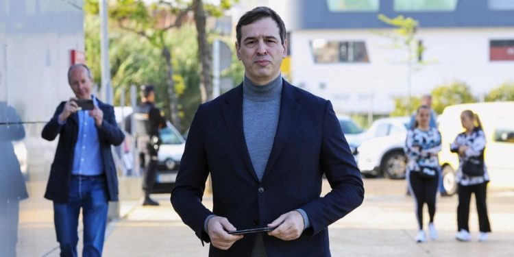 David Sánchez, hermano del presidente del Gobierno, en una imagen del viernes cuando acudía a declarar ante la jueza instructora de la causa por su contratación como coordinador de los conservatorios pacenses de música. EFE/ Jero Morales