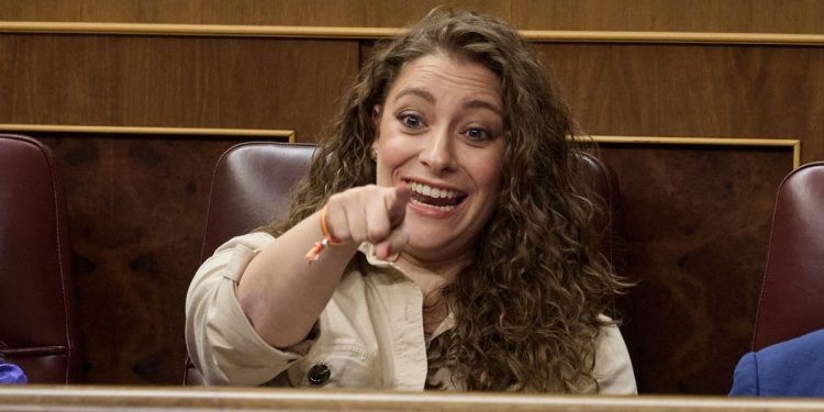 La diputada del PP, Esther Muñoz, durante un pleno en el Congreso de los Diputados, a 25 de junio de 2025, en Madrid (España).  La sesión de control está marcada por la ofensiva del PP contra el Gobierno por el caso Koldo y por la petición del juez Peinado  de imputar al ministro de la Presidencia, Relaciones con las Cortes y Justicia. El presidente del Gobierno no está presente por estar en la cumbre de la OTAN.

Jesús Hellín / Europa Press
25/6/2025