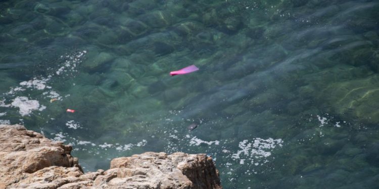 Una aleta en el agua de la playa del Sarchal, a 4 de agosto de 2024, en Ceuta (España). Los socorristas de la empresa de vigilancia Marsave han rescatado a dos menores migrantes que trataban de entrar a nado en Ceuta. Al menos una veintena de personas, entre ellos alrededor de siete menores, han conseguido también acceder a la ciudad autónoma en un día caracterizado por la intensificación de la presión migratoria como consecuencia de la densa niebla que persiste desde esta madrugada. La Comandancia de la Guardia Civil en Ceuta calcula que durante la noche se han producido casi un centenar de intentos de entrada. 04 AGOSTO 2024;MIGRACIÓN;MIGRATORIA;RECURSOS;ALETAS;FLOTADORES Antonio Sempere / Europa Press 04/08/2024