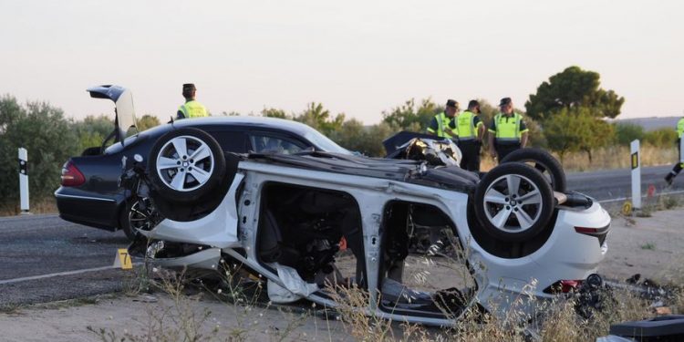 Imagen del estado en que han quedado los vehículos implicados en el accidente que se ha producido hoy domingo en la N-310, a la altura de la localidad conquense de Sisante, en la que cinco personas han fallecido y otras cuatro han resultado heridas. EFE / Álvaro del Olmo.