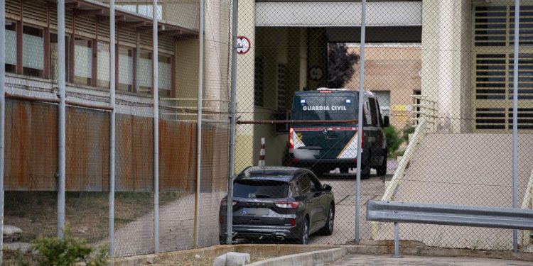 (Foto de ARCHIVO)
El furgón policial en el que va el exsecretario de organización del PSOE Santos Cerdán a su llegada a la cárcel de Soto del Real después de que el Tribunal Supremo ordenara prisión preventiva y sin fianza, a 30 de junio de 2025, en Soto del Real, Madrid (España). En el auto, el magistrado Leopoldo Puente considera que Cerdán “se encargaba de reclamar a las constructoras indebidamente favorecidas por las adjudicadas las cantidades adecuadas, las recaudaba y las hacía llegar después a los señores Ábalos y García”.
A. Pérez Meca / Europa Press
30/6/2025