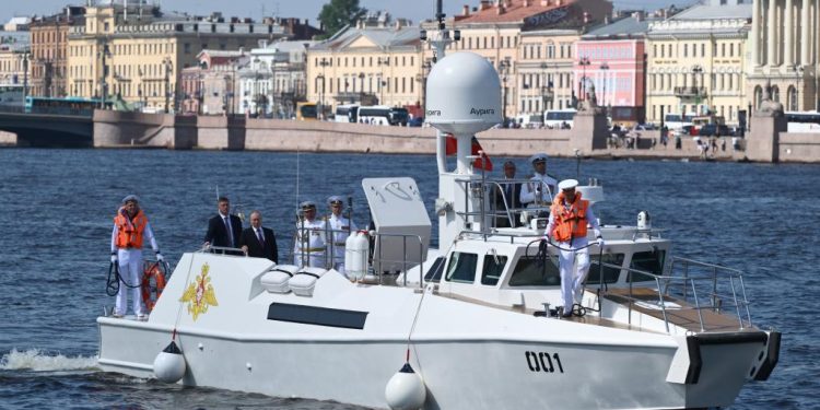 St. Petersburg (Russian Federation), 27/07/2025.- Russian President Vladimir Putin (3-L) stands aboard the patrol boat Raptor during Navy Day in St. Petersburg, Russia, 27 July 2025. (Rusia, San Petersburgo) EFE/EPA/ALEXEY DANICHEV / SPUTNIK / KREMLIN POOL KREMLIN POOL / MANDATORY CREDIT