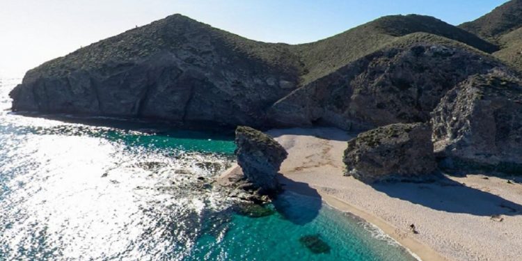 02/09/2021 Archivo - Playa de los Muertos, en Carboneras (Almería)..

Los equipos desplegados para localizar al joven de 27 años desaparecido en la playa de Los Muertos, en el término municipal de Carboneras (Almería), se han retirado sin novedades y retomarán las tareas de búsqueda este martes, según han indicado fuentes de Salvamento Marítimo.

SOCIEDAD 
JUNTA DE ANDALUCÍA