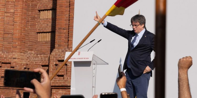 08/08/2024 El expresidente de la Generalitat de Catalunya Carles Puigdemont llega a un acto de bienvenida organizado por entidades independentistas en el paseo Lluís Companys, a 8 de agosto de 2024, en Barcelona, Catalunya (España). Dicha concentración ha sido convocada por entidades independentistas, con la asistencia de Junts, ERC, CUP, ANC, Òmnium Cultural, CDR y Associació de Municipis per la Independència (AMI). Puigdemont tiene previsto asistir a este acto de bienvenida para después participar en el pleno de investidura del líder del PSC, casi siete años después de instalarse en Bélgica por las consecuencias judiciales del 'procés', y con una orden de detención.
POLITICA 
David Zorrakino - Europa Press