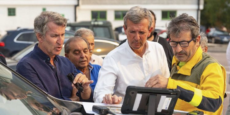 CHANDREXA DE QUEIXA (OURENSE), 13/08/2025.- El presidente del Partido Popular, Alberto Núñez Feijóo (i), visita esta tarde el puesto de control de mando avanzado de extinción de incendios de Chandrexa de Queixa (Ourense) junto al presidente de la Xunta de Galicia, Alfonso Rueda (2d). EFE/Tarek/PP SOLO USO EDITORIAL/SOLO DISPONIBLE PARA ILUSTRAR LA NOTICIA QUE ACOMPAÑA (CRÉDITO OBLIGATORIO)