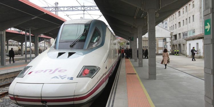 ACTO OFICIAL EN LA ESTACION DE TREN DE OURENSE DEL TRAYECTO INAUGURAL DE LA LINEA DE ALTA VELOCIDAD ( LAV ) MADRID-GALICIA.